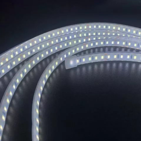 كيف تختار أفضل شريط إضاءة LED خارجي 12 فولت لمشروعك؟